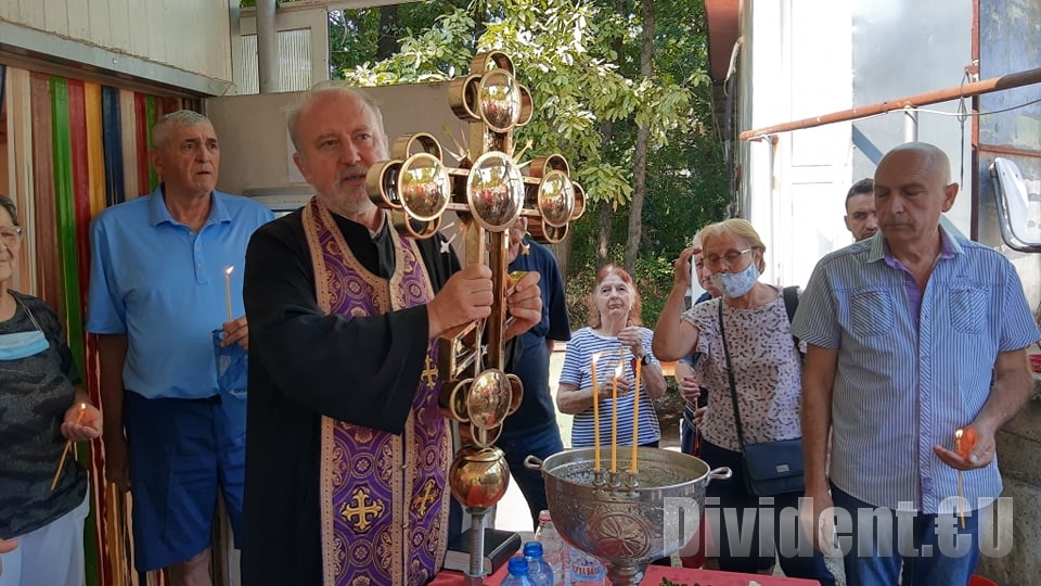 Осветиха кръста за новата камбанария на Богородична стъпка