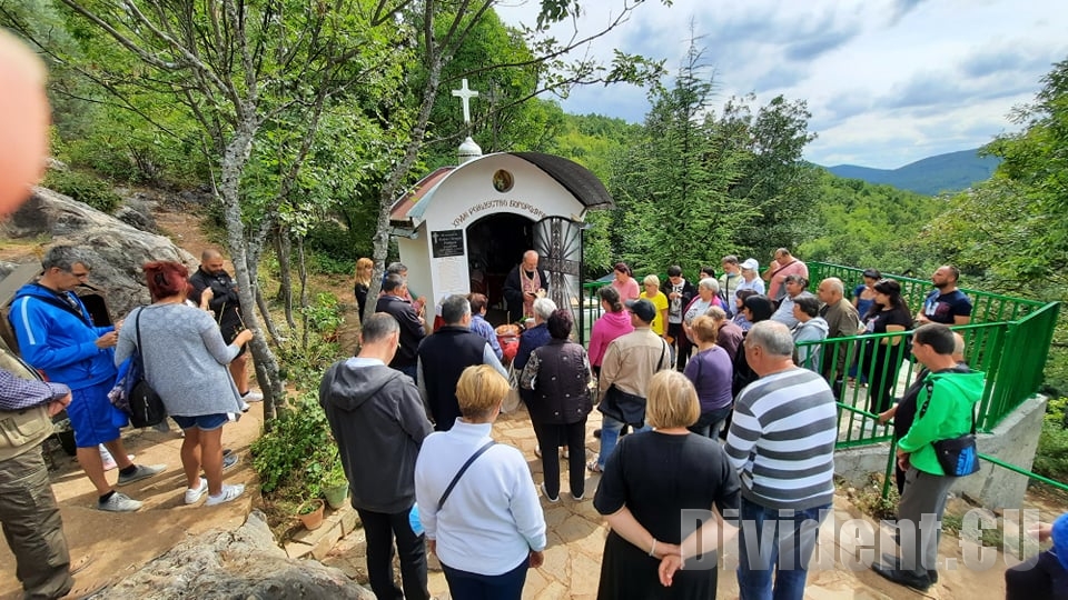 Молебен за здраве отслужиха на Богородична стъпка за Рождество Богородично