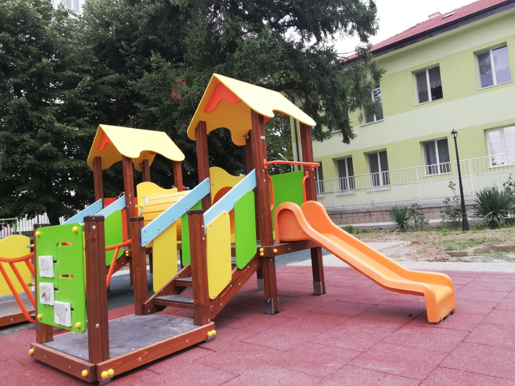 Нови детски площадки посрещат децата в казанлъшките детски ясли