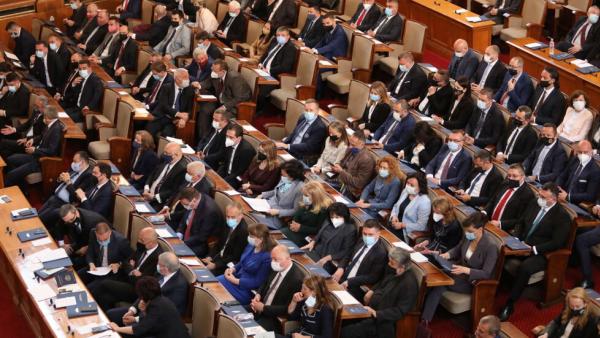 Депутатите приеха посред нощ актуализацията на бюджета