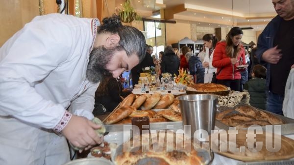 Змейовски баби въртят погачи на Фестивал Хляб и Вино 2019 в Стара Загора