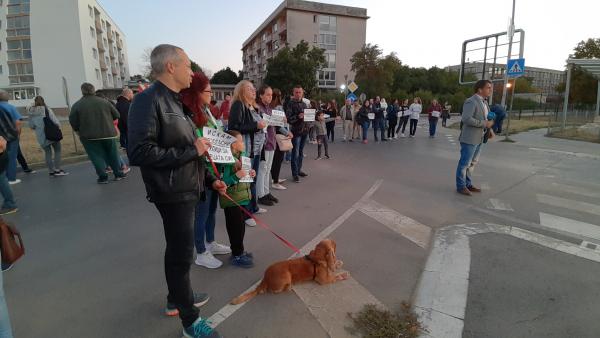 Протестиращи блокираха за 2 часа кръстовището, на което младеж прегази три жени (видео)