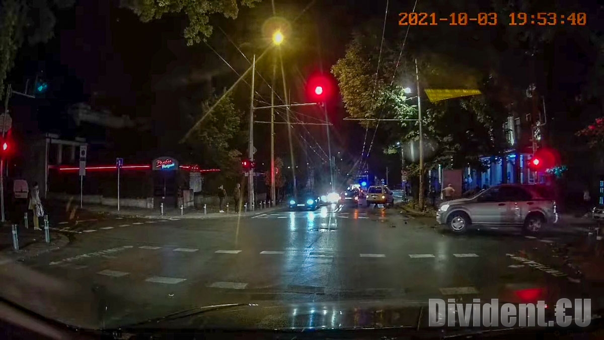 Автомобил блъсна мотоциклет пред Ромен Ролан в Стара Загора и избяга
