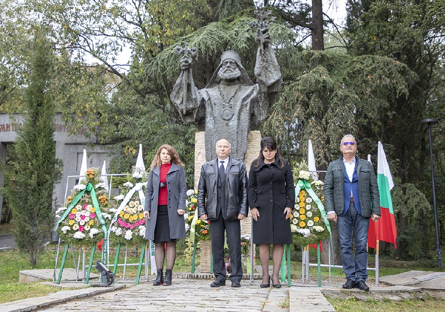 Старозагорци се поклониха пред паметника на Митрополит Методий Кусев