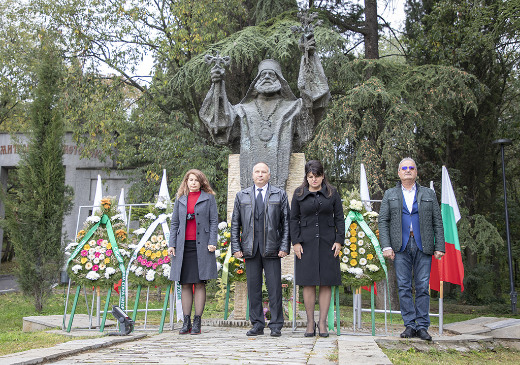 Старозагорци се поклониха пред паметника на Митрополит Методий Кусев