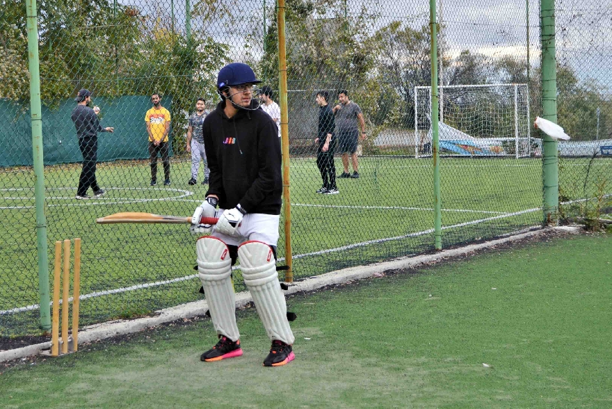 Чуждестранни студенти тренират крикет в Тракийския университет