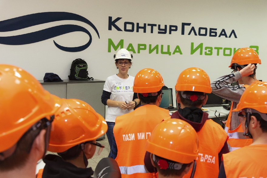 Водещи компании в страната отвориха виртуално вратите си за най-малките българи