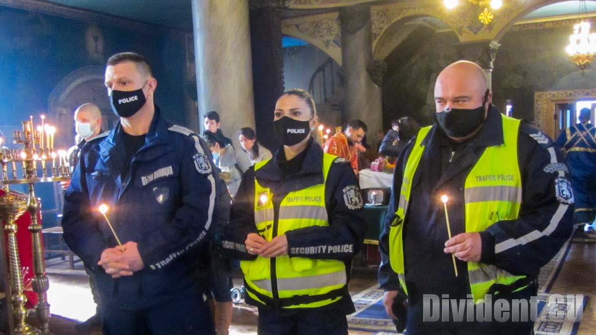 Пътни полицаи от Стара Загора почетоха паметта на загиналите в катастрофи