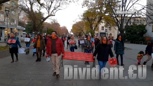 Пейка с имената на убити жени поставиха пред съда протестиращи в Стара Загора (ВИДЕО)