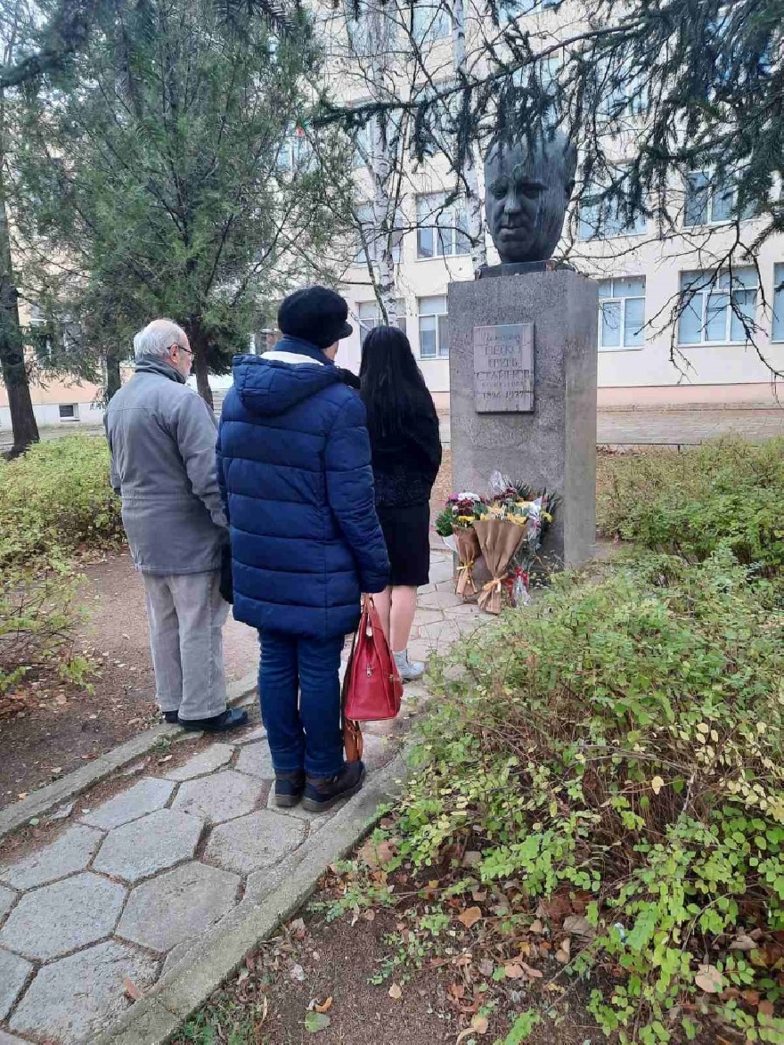 Казанлък почете паметта на академик Петко Стайнов