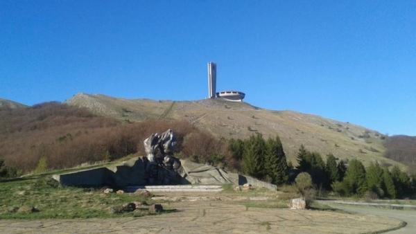 Хирурзи спасиха живота на мъж, прободен в корема и вързан за дърво край Бузлуджа