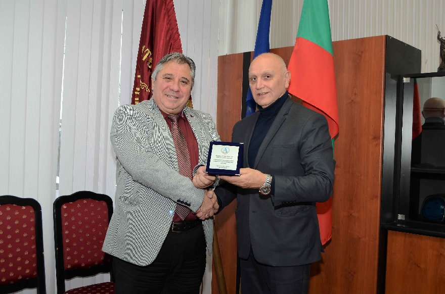 Ректорът на ТрУ получи приз за подкрепа на университетския спорт в България