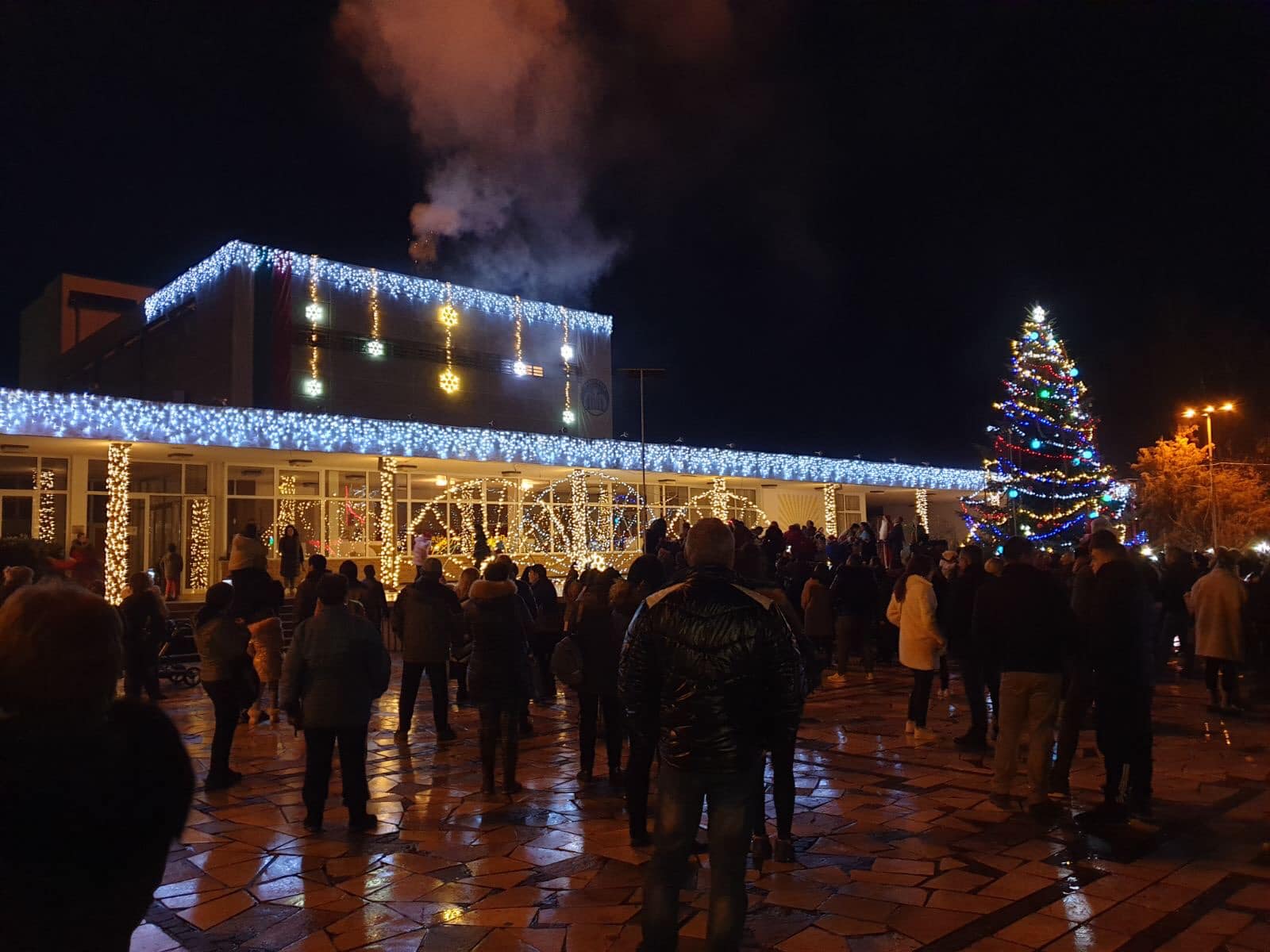 Елхата в Павел баня грейна в коледна премяна