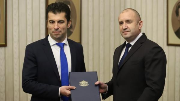 Президентът връчи мандата на Кирил Петков, той  върна готов проектокабинет