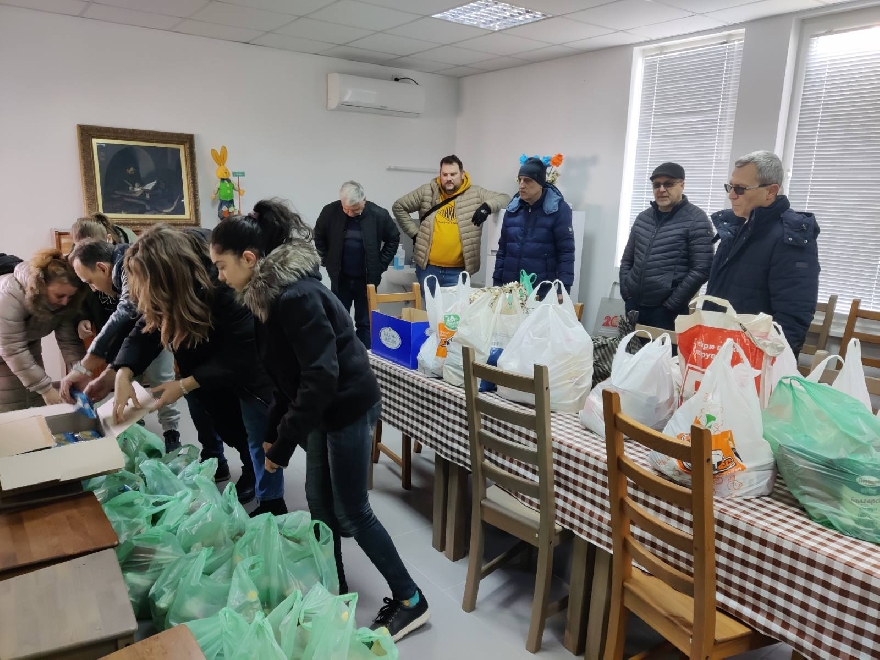 Дарение от хранителни продукти получиха на Коледа хора в затруднено положение