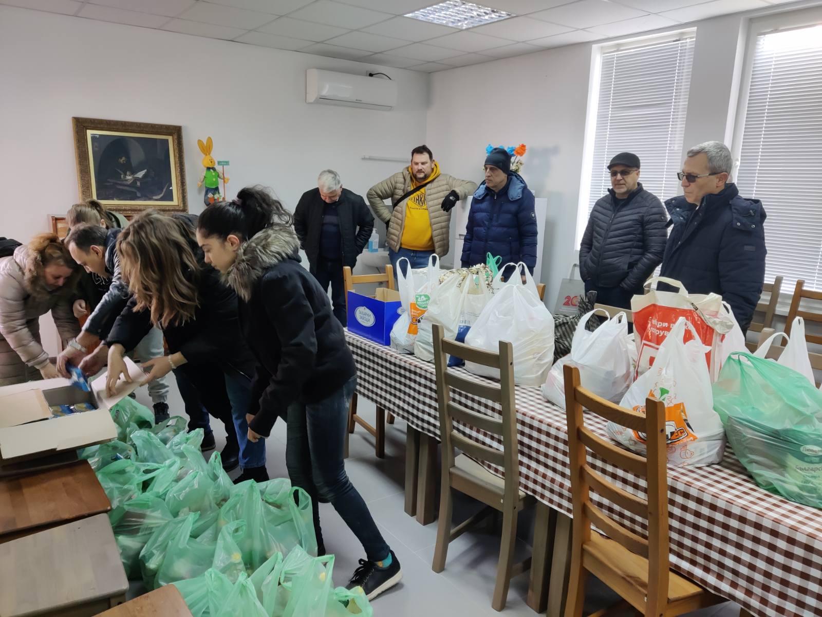 Дарение от хранителни продукти получиха на Коледа хора в затруднено положение