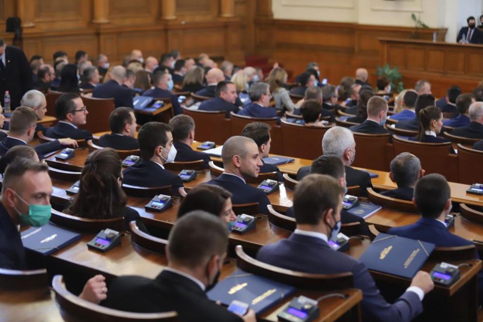 Депутатите без сертификат ще си плащат сами тестовете при влизане в парламента