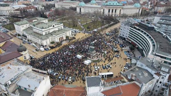 Протестът на Възраждане обсади парламента с опит да се проникне в него