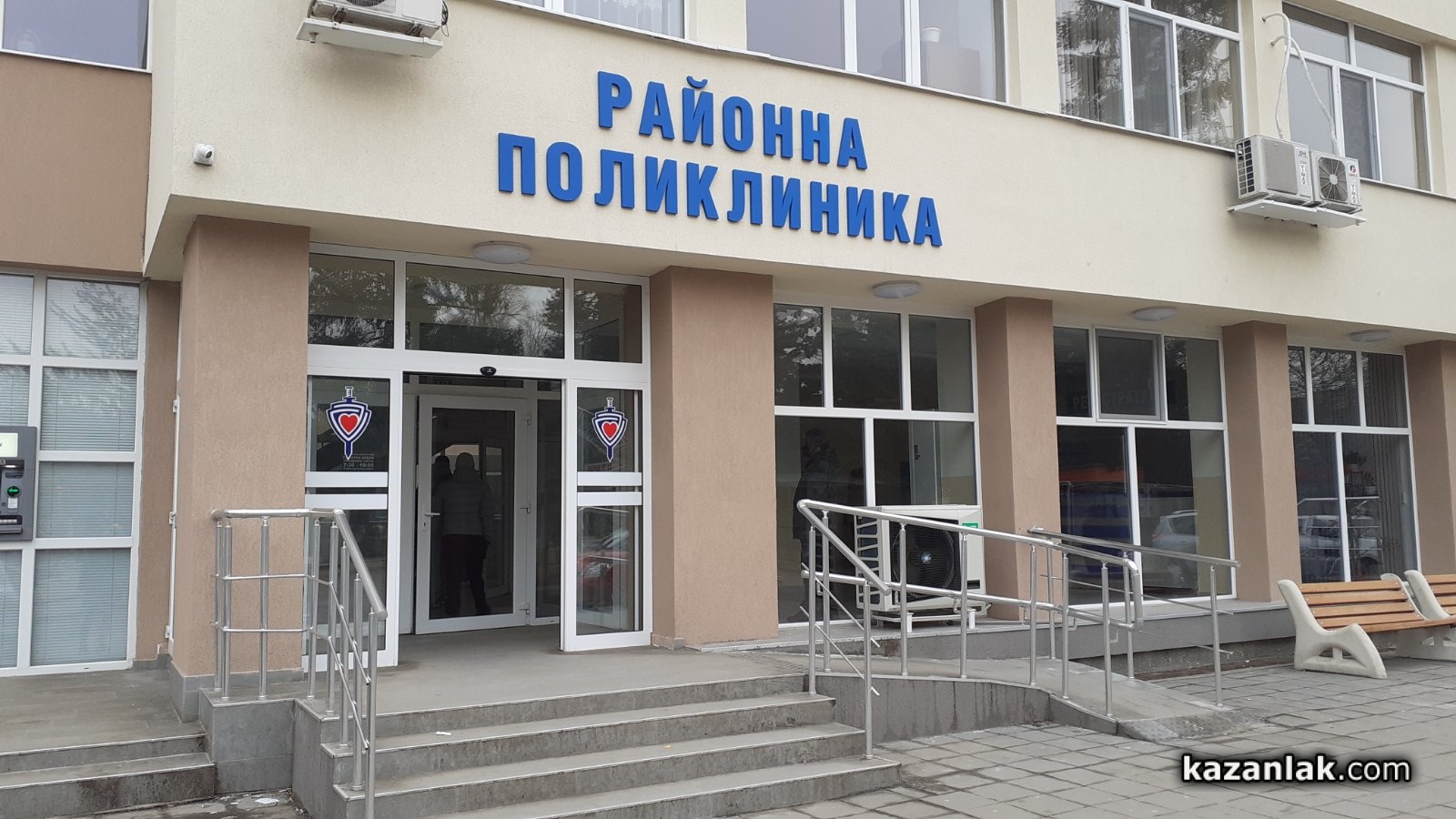Продължава обновяването на Районната поликлиника в Казанлък