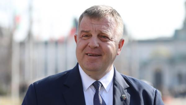 Каракачанов се оттегля от поста председател на ВМРО