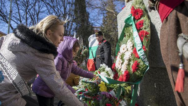 Стотици старозагорци почетоха с венци и цветя паметта на Васил Левски
