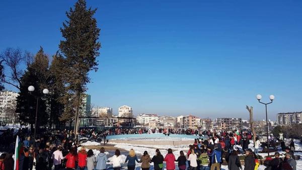 Старозагорци се хващат на хоро на 3 март