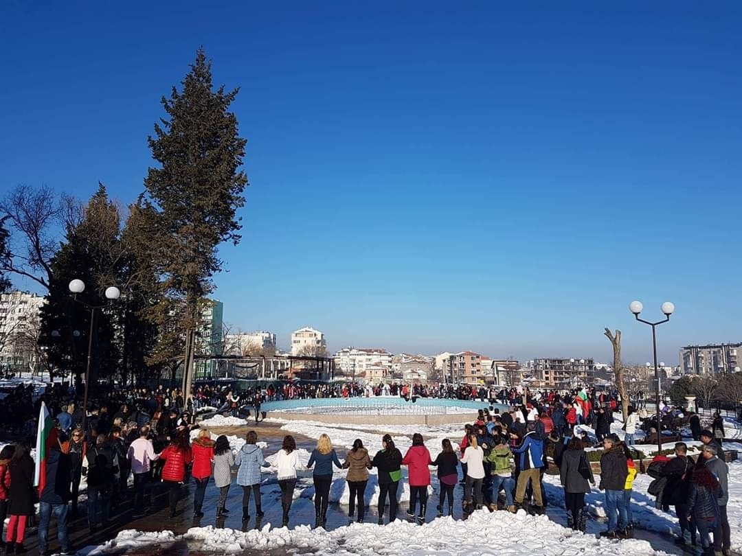 Старозагорци се хващат на хоро на 3 март