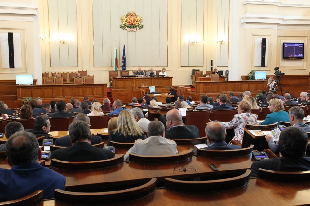 Повишават се пенсиите за хора с увреждания и здравните вноски