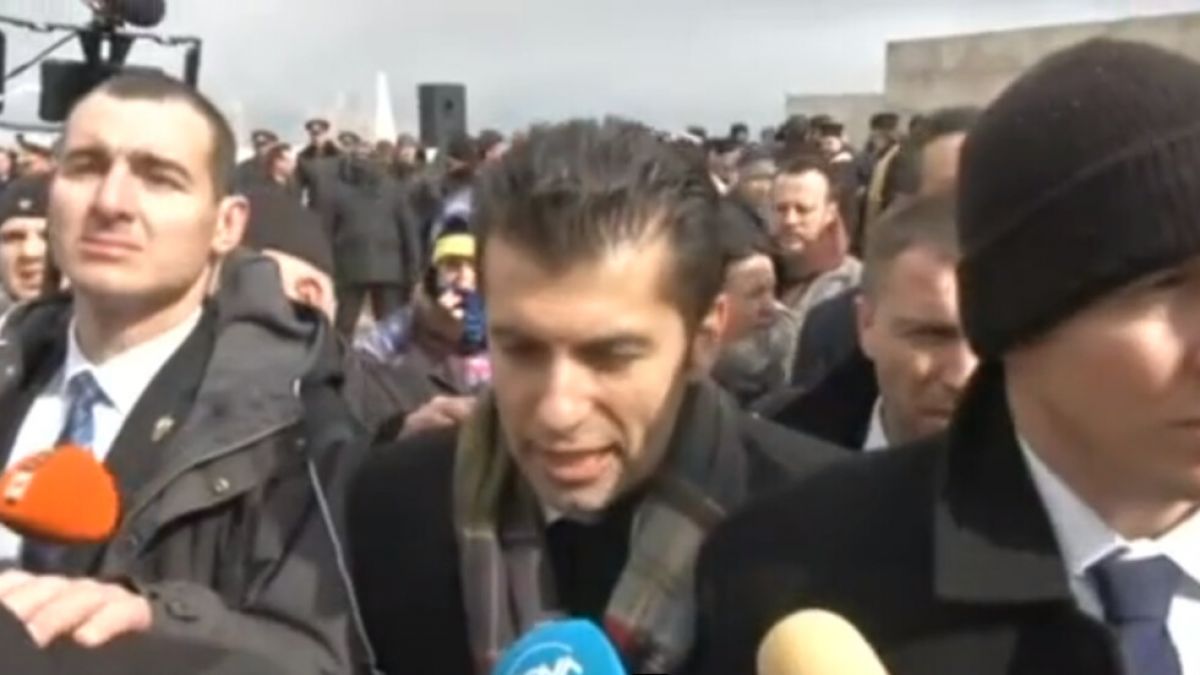 Кирил Петков говори за единство на българите сред крясъци и освирквания на Възраждане