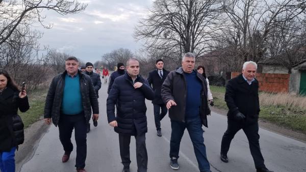 Министър Гроздан Караджов се срещна с протестиращи в Обручище