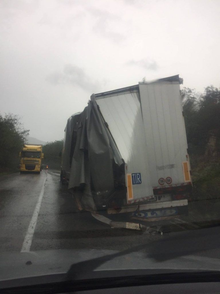 Катастрофа между тирове и коли отне живот на прохода Хаинбоаз