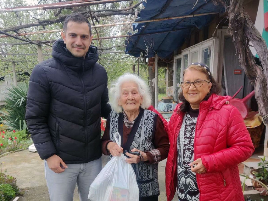 Самотно живеещи възрастни хора получиха хранителни продукти от младежите на ГЕРБ