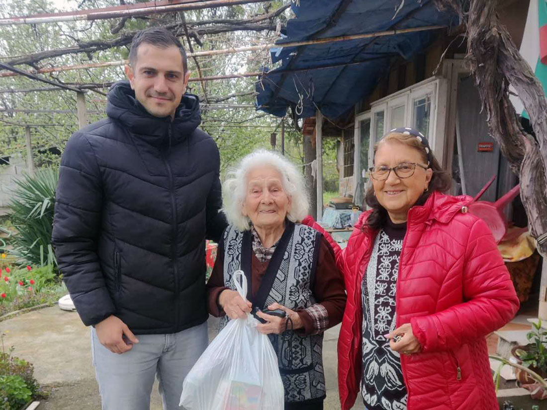Самотно живеещи възрастни хора получиха хранителни продукти от младежите на ГЕРБ