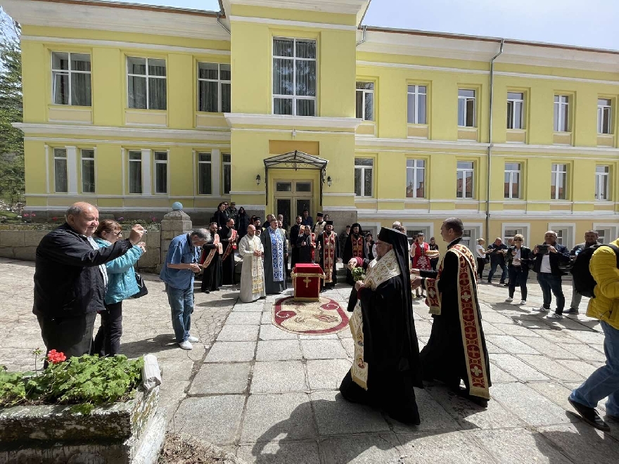 Осветиха реновираната сграда в манастирския комплекс  в Шипка