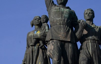 Дрон нацапа в синьо и жълто Паметника на съветската армия в София