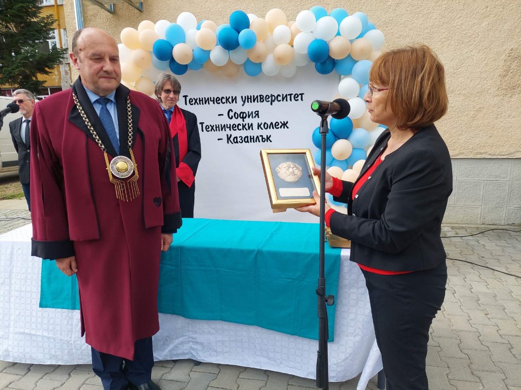 Връчиха дипломите на випуск 2021 на Технически колеж - Казанлък