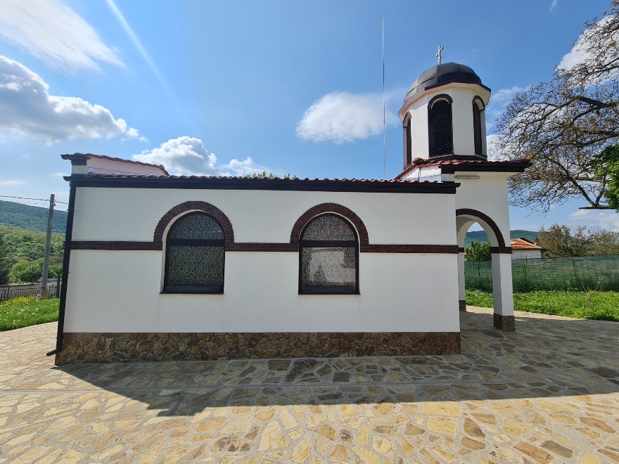 Освещават новопостроения храм Св. Димитър в село Пряпорец
