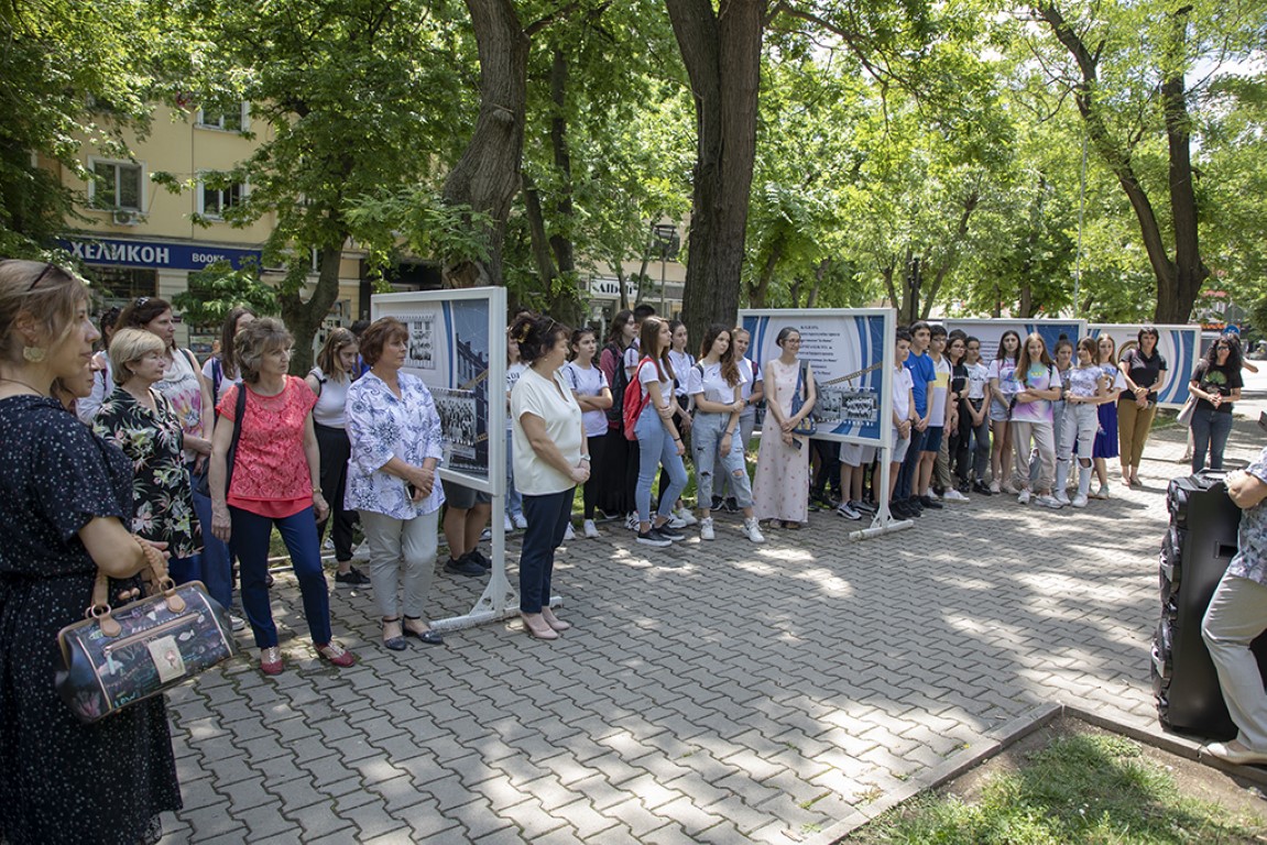 Изложба с фотографии от 50-годишната си история подреди ППМГ Гео Милев