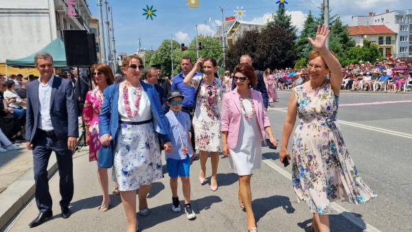 Пъстро шествие беляза кулминацията на Празника на розата в Казанлък