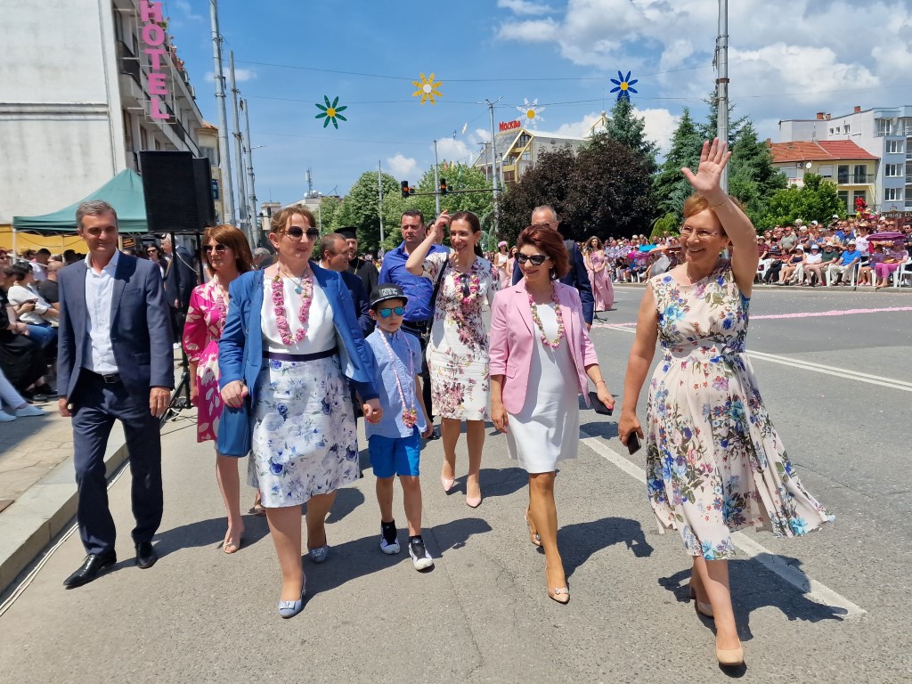 Пъстро шествие беляза кулминацията на Празника на розата в Казанлък