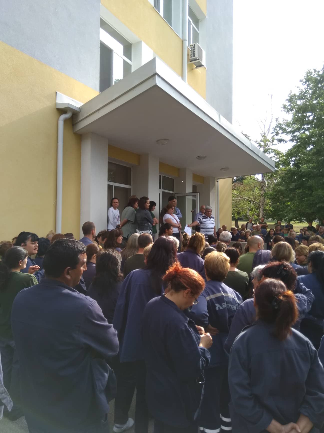 Работници от оръжейния завод Арсенал протестират за заплати и ваучери