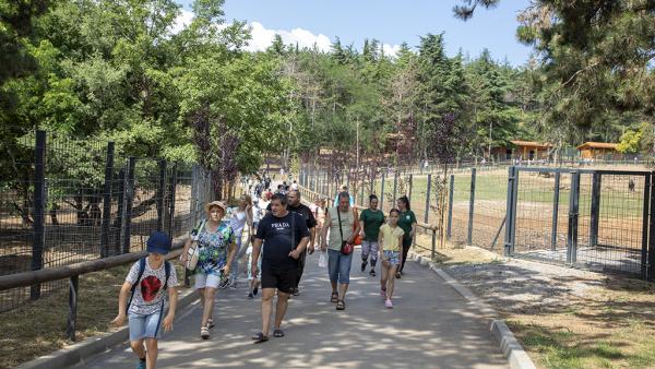 Стотици  посетиха  зоопарка в Стара Загора в деня на откриването му
