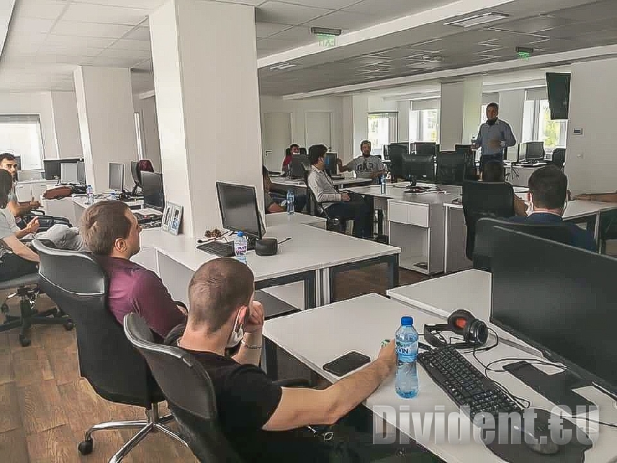 Курс за ученици с интерес към програмирането провеждат в Компютърната гимназия