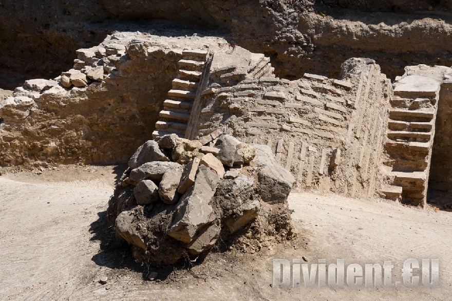 Откриха 4 скелета и амулет в античната гробница в Стара Загора