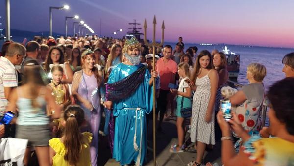 Хиляди туристи посрещнаха бог Нептун на пристана в Поморие (ВИДЕО)