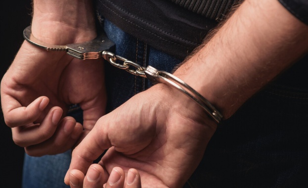 Задържаха двама мъже за кражба на златни накити в Казанлък