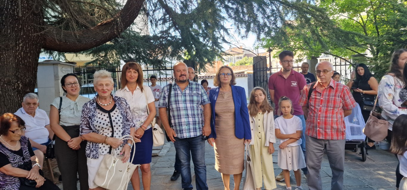 Родолюбиви казанлъчани се събраха в храм Св. Йоан Предтеча в Деня на Съединението
