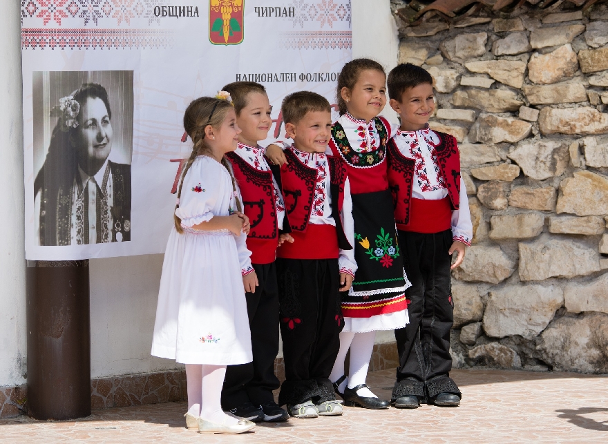 Шестгодишната Дария от Стара Загора получи голямата награда на фолклорния конкурс в Чирпан