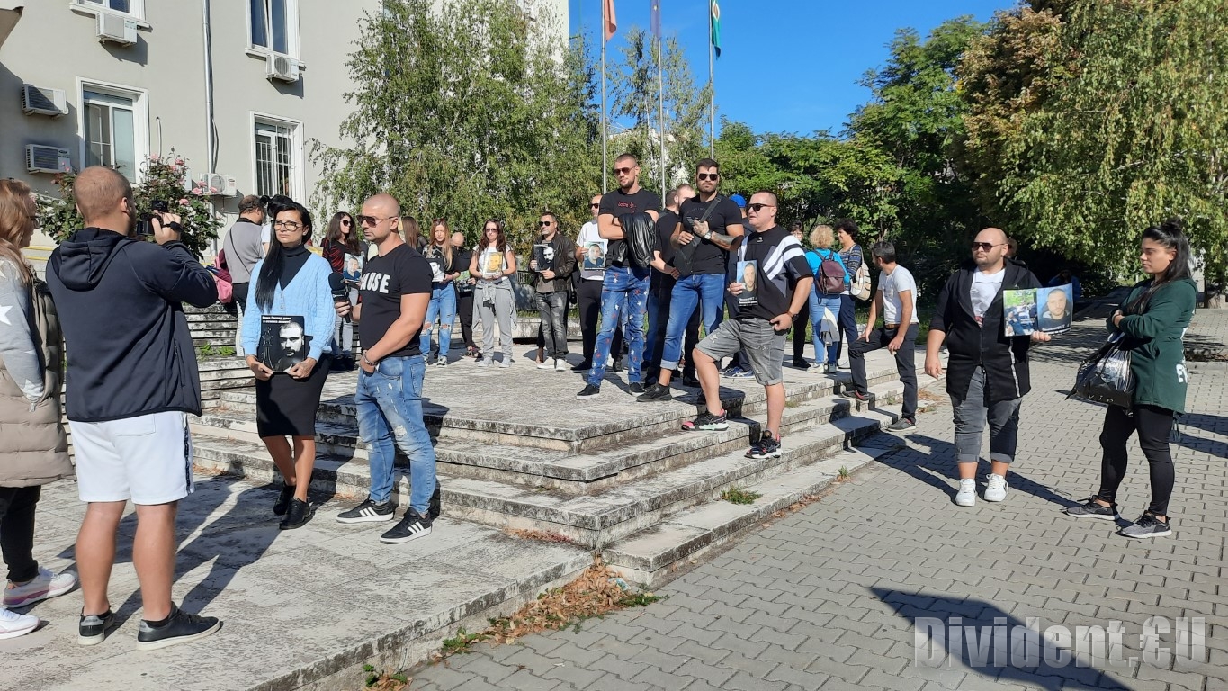 С мълчалив протест за справедлив процес започна делото за убийството на Стамбето