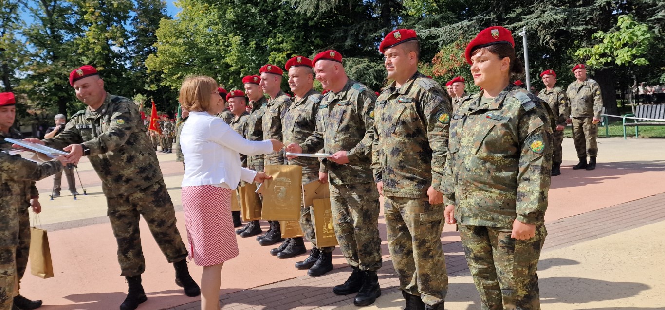 Галина Стоянова с поздрав към 61 Стрямска механизирана бригада